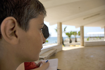 Ahmed, réfugié palestinien d'Al Tanf, voit la mer pour la toute première fois. © UNHCR/H.Mukhtar