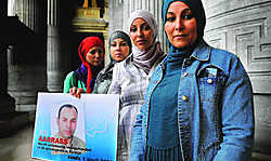 Avant plan : deux soeurs de Ali Aarass protestent contre son emprisonnement  Herman Ricour.