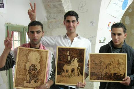 nidal Depuis 2000, le Nidal Center est un centre de jeunes, un centre médical, un lieu où les habitants palestiniens de Jérusalem peuvent, s'instruire, se rencontrer, se former. Les équipes du Nidal Center vaccinent chaque année des milliers d'enfants palestiniens de la capitale palestinienne. Leur centre se trouve dans la vieille ville.