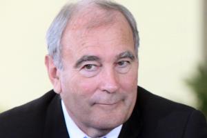 Paul Girot de Langlade, préfet hors cadre nommé coordinateur des Etats généraux pour la Réunion, a été suspendu vendredi 14 août de sa mission par le ministre de l'intérieur, Brice Hortefeux.