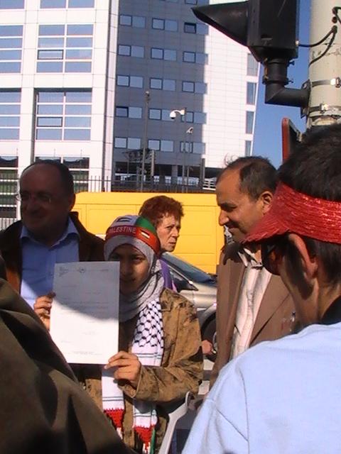 Amira montre la plainte