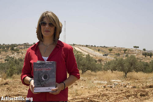 L'auteure avec The Shock doctrine traduit en arabe