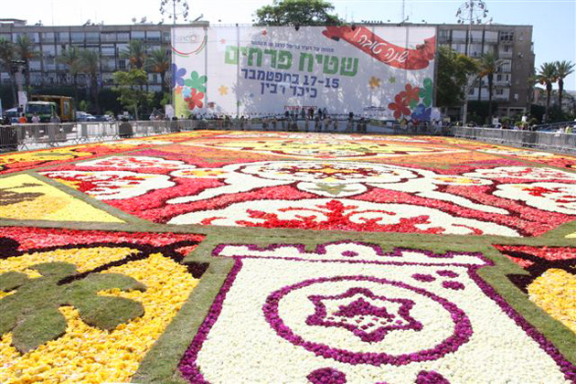 rabinsquare-091709 Et on dit bien dans cette source : un 1/2 million de fleurs offert par Bruxelles à la ville de Tel-Aviv