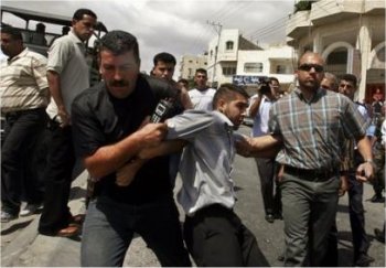 (JPG) Hébron, 9 septembre 2007 - Les miliciens du Fatah arrêtent un jeune manifestant sympathisant du Hamas - Photo : AP/Nasser Shiyoukhi