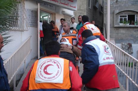 Au cours de la guerre israélienne contre Gaza, voici exactement un an, nous avons eu régulièrement des contacts téléphoniques avec le Dr Yousef Mousa. Il habite dans la petite ville frontalière de Rafah et il est directeur de l’Union of Health Work Committees (UHWC).